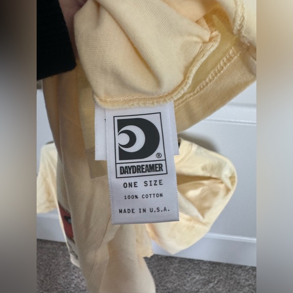 Daydreamer One Size Weezer Graphic Top. ⚡️💛 - Picture 4 of 4